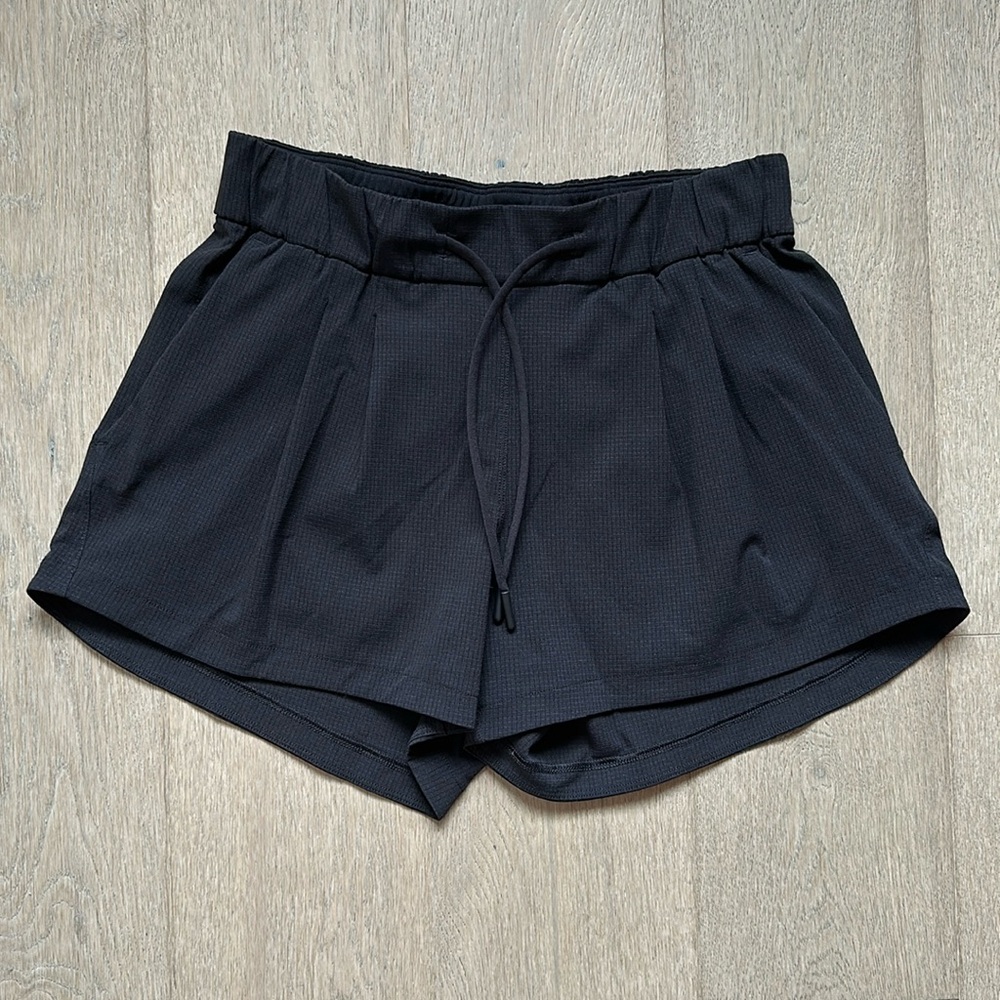 EUC stroll at sundown short 3" black size 2 lululemon
